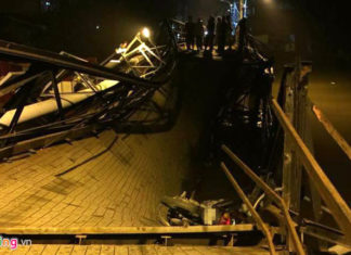 Sập cầu ở Sài Gòn, ôtô và xe máy rơi xuống sông