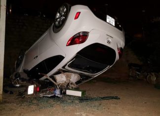 Đà Lạt: Tránh người qua đường, xế hộp lật ngửa, cắm đầu xuống đất