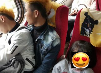 Xúc động bức ảnh hai thanh niên Việt Nam nhường ghế cho em bé