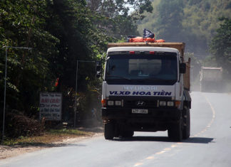 Lâm Đồng: Xe hết “đát” chở đất tung hoành QL27