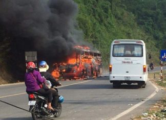 Xe khách Phương Trang bốc cháy dữ dội trên quốc lộ 27C