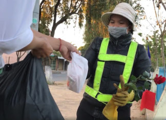 Dịp 8/3 nam sinh trường THPT Đức Trọng tặng hoa cho nữ lao động nghèo