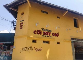 Chưa đầy 1 tháng sơn sửa, bức tường vàng Cối Xay Gió Đà Lạt tiếp tục bị vẽ bậy