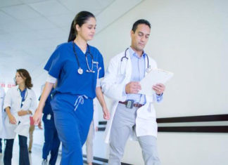 Hàng trăm bác sĩ Canada phản đối tăng lương vì lương quá cao