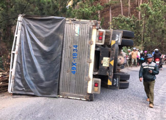 Đà Lạt: Xe tải bị lật, tài xế mắc kẹt trong cabin chờ giải cứu