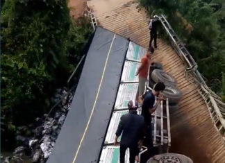 Lâm Đồng: Sập cầu giới hạn 5 tấn do xe 18 tấn chất đầy hàng đi qua