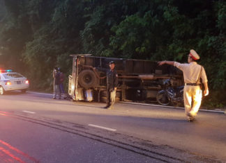 Tài xế thắng gấp, xe tải lật trên đèo Bảo Lộc