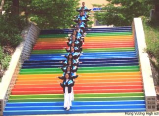 Lâm Đồng: Xuất hiện ‘nấc thang lên thiên đường’ đầy màu sắc ngay khuôn viên trường học