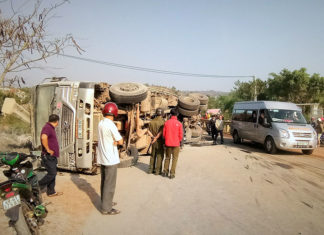 Di Linh: Xe tải lật trên Quốc lộ, giao thông ùn tắc kéo dài nhiều giờ