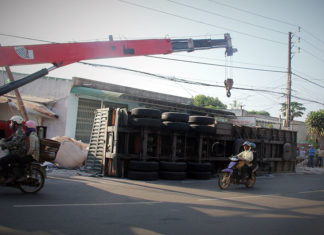 Bảo Lâm: Lật xe chở alumin trong đêm tại cua “tử thần”, tài xế tử vong trong cabin
