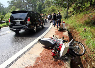 Xe máy đối đầu ô tô trên đèo Prenn, 2 người thương vong