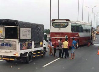 Xe khách Thành Bưởi va chạm xe chở xăng, tài xế kẹt cứng trong cabin