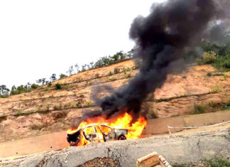 Xe 4 chỗ cháy trơ khung nghi do đường đèo Đại Ninh quá xấu