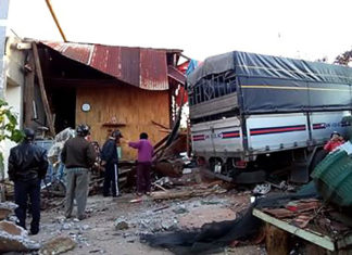 Di Linh: Xe tải tông sập nhà lúc 4 người đang ngủ