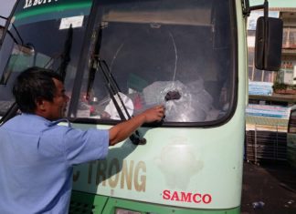 Đà Lạt: Xe buýt bị ném đá thẳng vào vị trí tài xế, vỡ kính ngay trên đèo