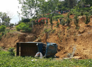 Đà Lạt: Xe tải lật nhiều vòng xuống vực sâu, tài xế bị thương nặng