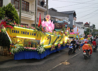 Chiêm ngưỡng đoàn xe hoa rực rỡ mừng Phật đản ở Đà Lạt