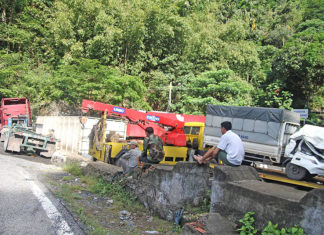 Đèo Bảo Lộc: Xe container đâm nát đầu xe tải, 2 tài xế bị thương