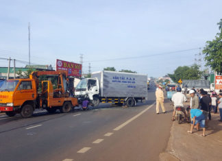 Di Linh: Xe tải lấn làn, tài xế gãy chân
