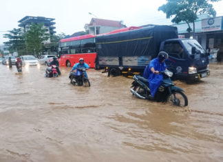 Bảo Lộc: Nhiều phương tiện lại phải “bơi” trên Quốc lộ 20