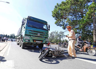 Thuê xe máy khám phá Đà Lạt, một du khách bị xe ben cán tử vong