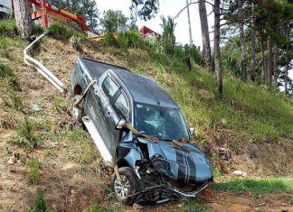 Đà Lạt: Xe bán tải lao xuống vực, tài xế may mắn thoát chết