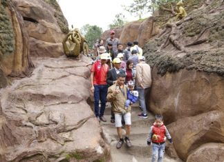 Dàn cảnh móc túi du khách tại Đường hầm điêu khắc Đà Lạt