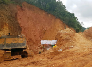 Bảo Lộc: Ngang nhiên mang máy xúc san gạt đất lâm nghiệp khai thác thạch anh