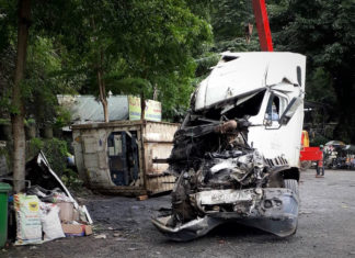 Lật xe container trên đèo Bảo Lộc, tài xế nhập viện cấp cứu