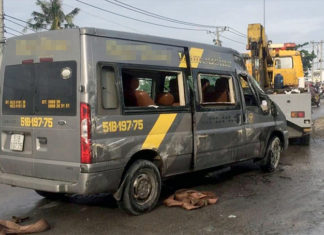 Gần chục người kêu cứu trong xe khách Limousine Bảo Lộc bị lật ở Sài Gòn