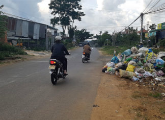 Bảo Lâm: Xe không vào thu gom, rác tràn ngập Quốc lộ 55