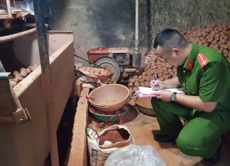 Đà Lạt: Bắt quả tang trộn đất vào khoai tây Trung Quốc để bán giá cao