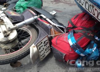 Xe tải lôi xe máy trên cầu vượt, một phụ nữ tử vong