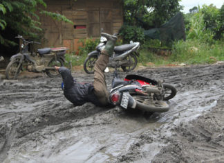 Di Linh: Hàng ngàn người dân bơi trong bùn trên đường dân sinh