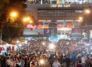 Chợ đêm Đà Lạt đông nghẹt du khách dịp Quốc khánh