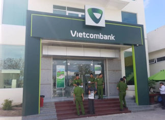 Hai thanh niên dùng súng cướp ngân hàng Vietcombank