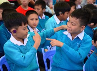 Lâm Đồng: Lễ Khai giảng ở ngôi trường hát quốc ca… bằng tay