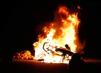 Xe máy bỗng dưng bốc cháy dữ dội khi đang đổ đèo