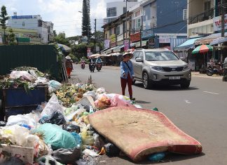 Nhà máy xử lý “hụt hơi”, rác lại ùn ứ khắp Bảo Lộc