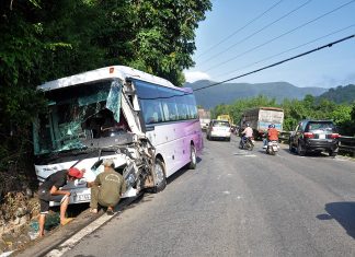 Xe tải vượt ẩu tông liên hoàn 2 ô tô trên đèo Bảo Lộc