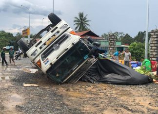 Lâm Đồng: Hai ô tô lật nhào trên Quốc lộ 20
