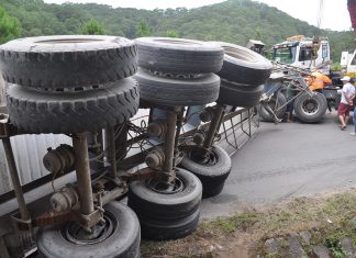 Lật container trên đèo Mimosa, giao thông Đà Lạt – TP.HCM ách tắc nhiều giờ