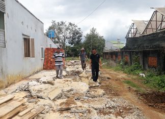 Bảo Lộc: Ngang nhiên thuê máy múc đào đường bê tông của dân