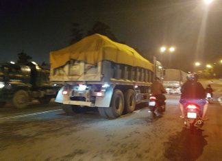 Lâm Đồng: Ðeo theo xe cát quá tải vượt đèo Ngoạn Mục