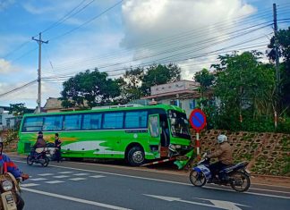 Di Linh: Xe khách ‘húc đuôi’ ô tô tại Trạm BOT Liên Đầm, 3 người nhập viện