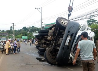 Lâm Đồng: Liên tiếp xảy ra hai vụ lật xe đầu kéo chở alumin, 2 người bị thương
