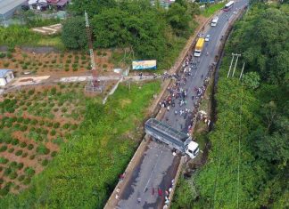 Xe tải mất lái “treo” trên cầu Đại Nga, Quốc lộ 20 tê liệt