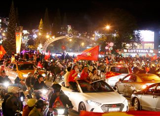 Hàng ngàn cổ động viên phố núi đổ ra đường ăn mừng tuyển Việt Nam vào chung kết AFF Cup