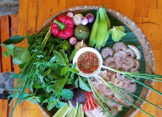 Pà Na quán phục vụ chiếu bóng đá màn hình lớn, giảm giá mừng ĐT Việt Nam vào vòng chung kết