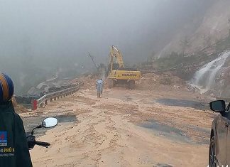 Đèo Khánh Lê nối Nha Trang- Đà Lạt sạt lở nghiêm trọng, giao thông tê liệt